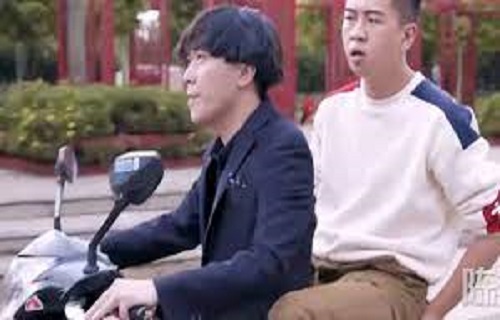 Xin nghỉ đi đám cưới người yêu cũ, chàng trai được sếp đích thân "hộ tống"